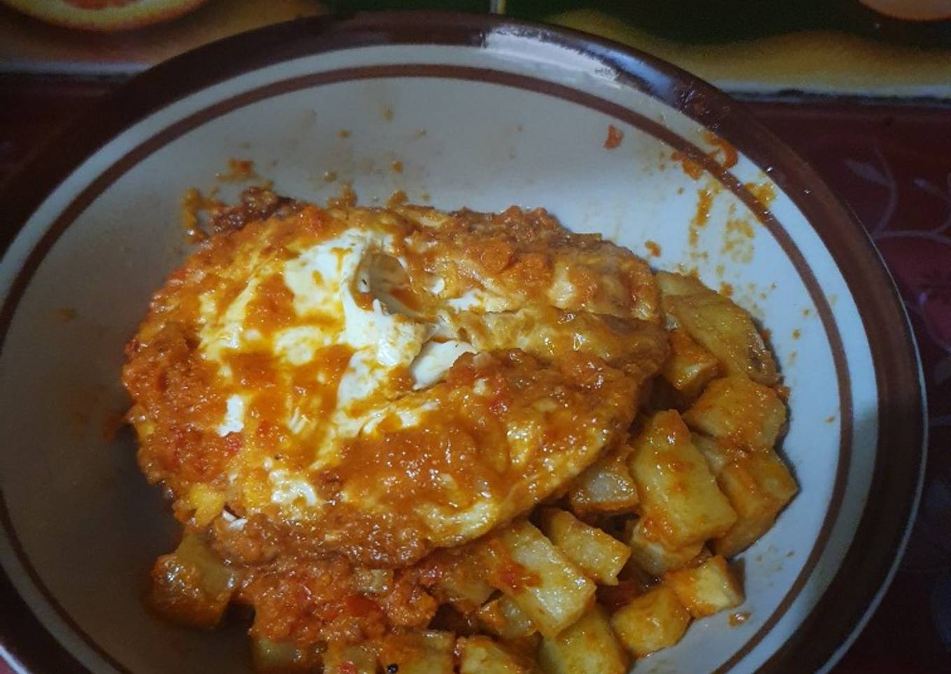 Sambal goreng kentang dan telur ceplok sederhana