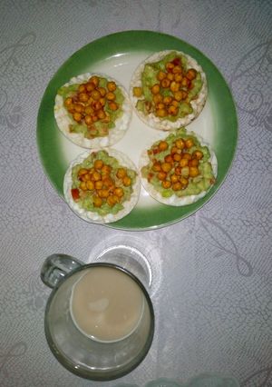 Una foto de Desayuno con guacamole y garbanzos ✌🏼