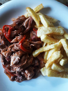 Una foto de Pollo al vino tinto con papas fritas