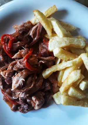 Una foto de Pollo al vino tinto con papas fritas