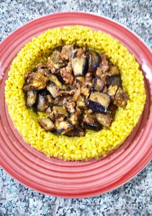 Une photo de Boulgour aux aubergines 🍆🍆