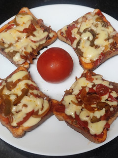பிரெட் பீட்ஸா (Bread pizza recipe in tamil) செய்முறை முக்கிய புகைப்படம்
