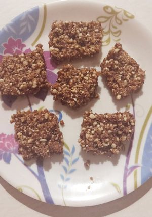 ગોળનો શીંગ પાક (Jaggery Shing Paak Recipe In Gujarati) રેસીપી મુખ્ય ફોટો