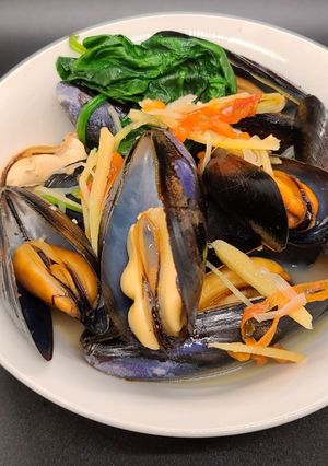 A picture of Ginisang Tahong/ Stir Fried Mussels.