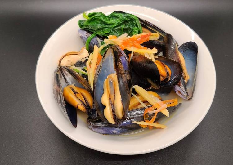 Ginisang Tahong/ Stir Fried Mussels