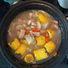 Sup babi lobak jagung manis dan wortel রেসিপির প্রধান ছবি