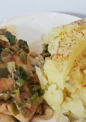 Una foto de Pollo al verdeo con papa brava