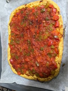 Una foto de Coca valenciana de tomaca i pimentó