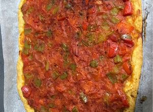 Una foto de Coca valenciana de tomaca i pimentó