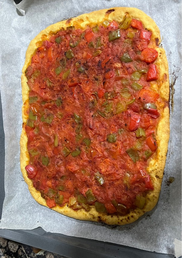 Una foto de Coca valenciana de tomaca i pimentó