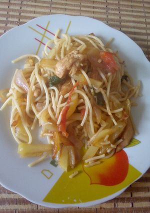 Una foto de Tallarines con papas fritas