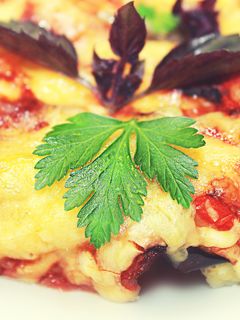 Фото Запеканка из баклажанов с курицей, помидорами и сыром.