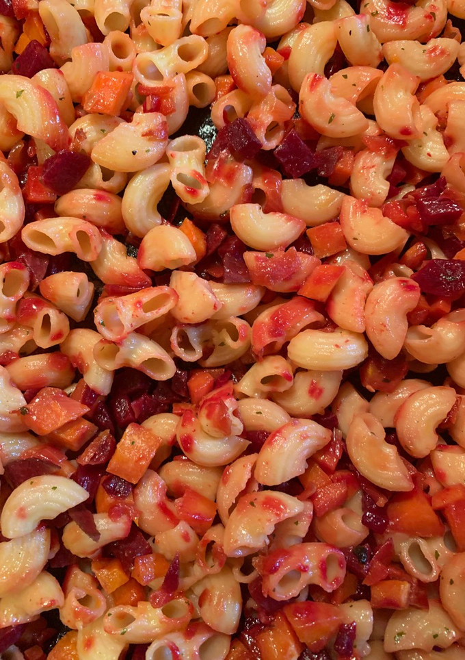 Una foto de Fideos con remolacha, cebolla y zanahoria
