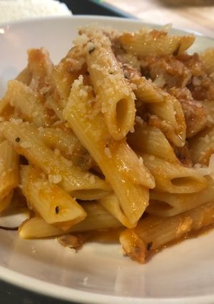 Una foto de Macarrones con tomate natural y atún (fácil, rápido y sano)
