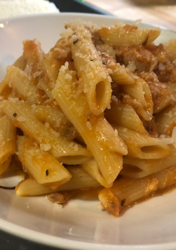 Una foto de Macarrones con tomate natural y atún (fácil, rápido y sano)