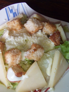 Una foto de Ensalada Cesar con parmesano y manchego