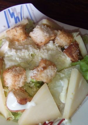 Una foto de Ensalada Cesar con parmesano y manchego