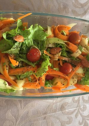 Una foto de Ensalada con vinagreta de mango y chia