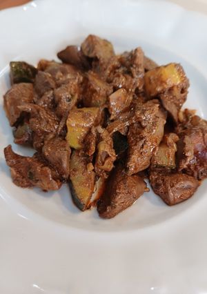 Cukkinis, fűszeres csirkemáj recept fotója