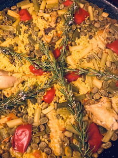 Una foto de Arroz en paella,de pollo, ajos tiernos y habas, de la iaia Teresa