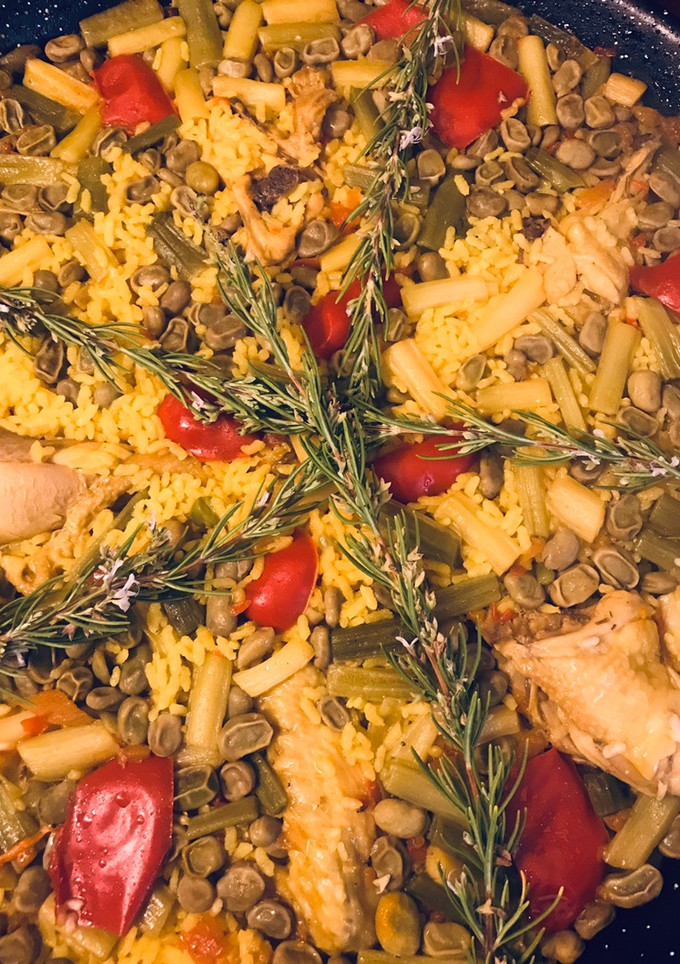 Una foto de Arroz en paella,de pollo, ajos tiernos y habas, de la iaia Teresa