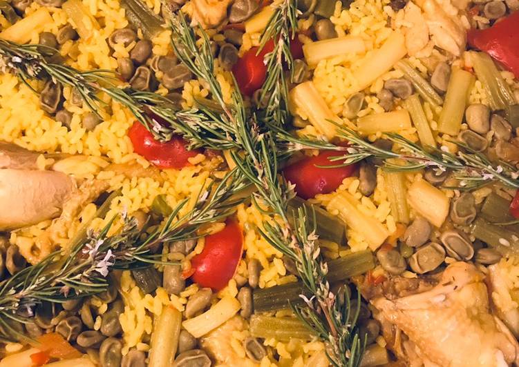Paella de pollo, ajos tiernos y habas, de la iaia Teresa