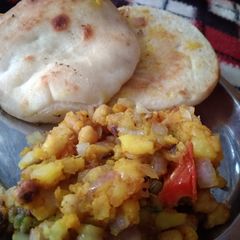 A picture of Chole kulche.