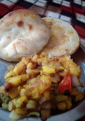 A picture of Chole kulche.