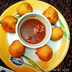 A picture of Batata vada.
