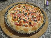 Una foto de tarta de queso tomate y albahaca