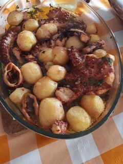 Foto de Polvo no forno com batatinhas