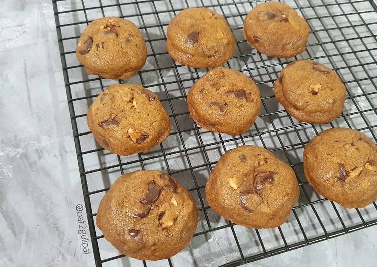 Langkah Mudah untuk Membuat Chewy Chocolate Chip Pecans Cookies Anti Gagal