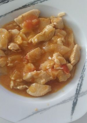 Una foto de Pollo encebollado