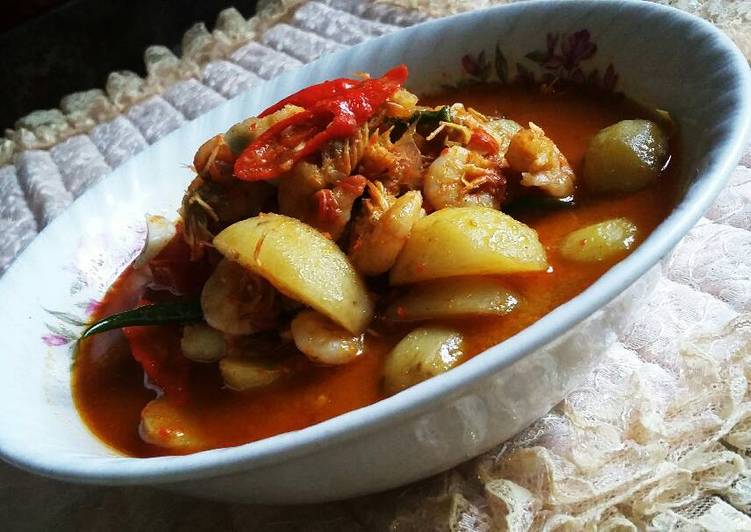 Bagaimana Menyiapkan Udang Kentang Santan, Enak