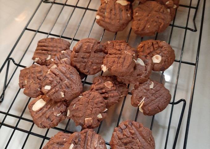 Butter Chocolate Almond Cookies