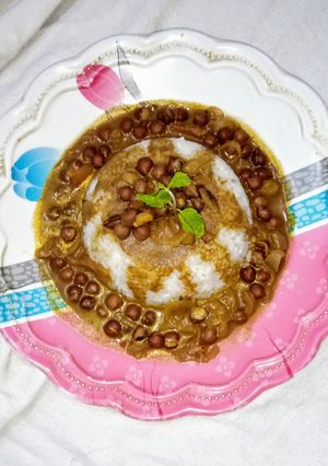 A picture of Kala chana curry.