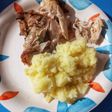 Pollo al horno acebollado con puré