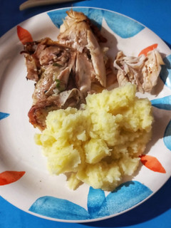 Una foto de Pollo al horno acebollado con puré