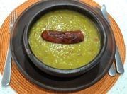 Una foto de arvejas verde