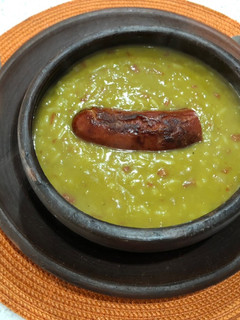 Una foto de Arvejas con pimiento y longaniza