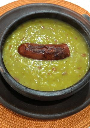 Una foto de Arvejas con pimiento y longaniza