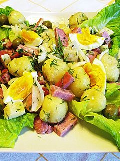 Una foto de Ensalada de patatas con salchichón y queso Manchegocon vinagreta de eneldo