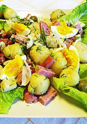 Foto principal de Ensalada de patatas con salchichón y queso Manchegocon vinagreta de eneldo