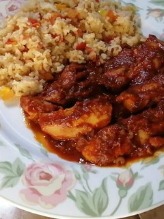 Una foto de Fajitas de pollo picantes en salsa chile morita y chile de árbol