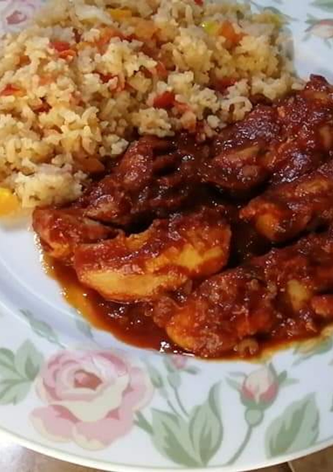 Una foto de Fajitas de pollo picantes en salsa chile morita y chile de árbol