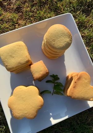 A picture of 3 ingredients biscuits.