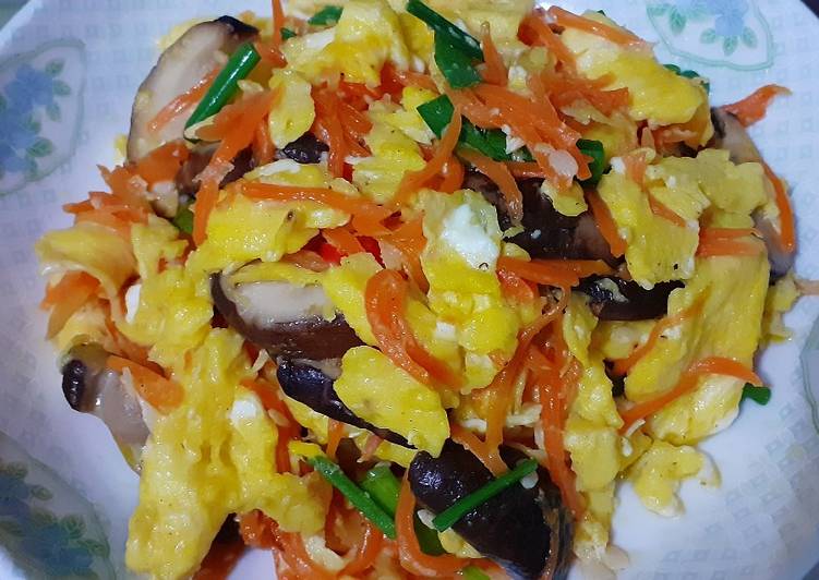  Resep  Tumis telur  orak  arik  wortel jamur oleh Atie Yogane 