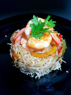 Una foto de Fideos de arroz con gambas 🇸🇬