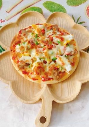 Hình của món Bánh pizza mực,xúc xích,tôm,ớt chuông và hành tây.