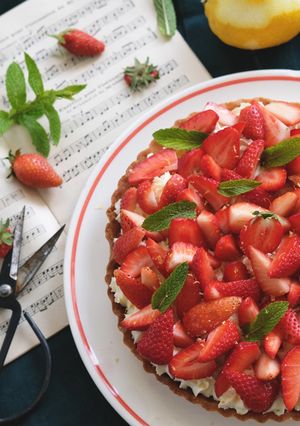 Une photo de Tarte aux fraises, crème d’amande tonka et chantilly mascarpone